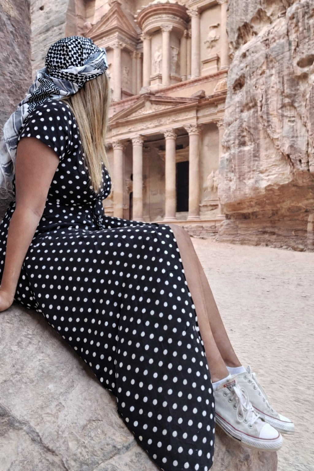 Contemplando El Tesoro de Petra en Jordania, uno de los imprescindibles en una ruta de 10 días por Jordania