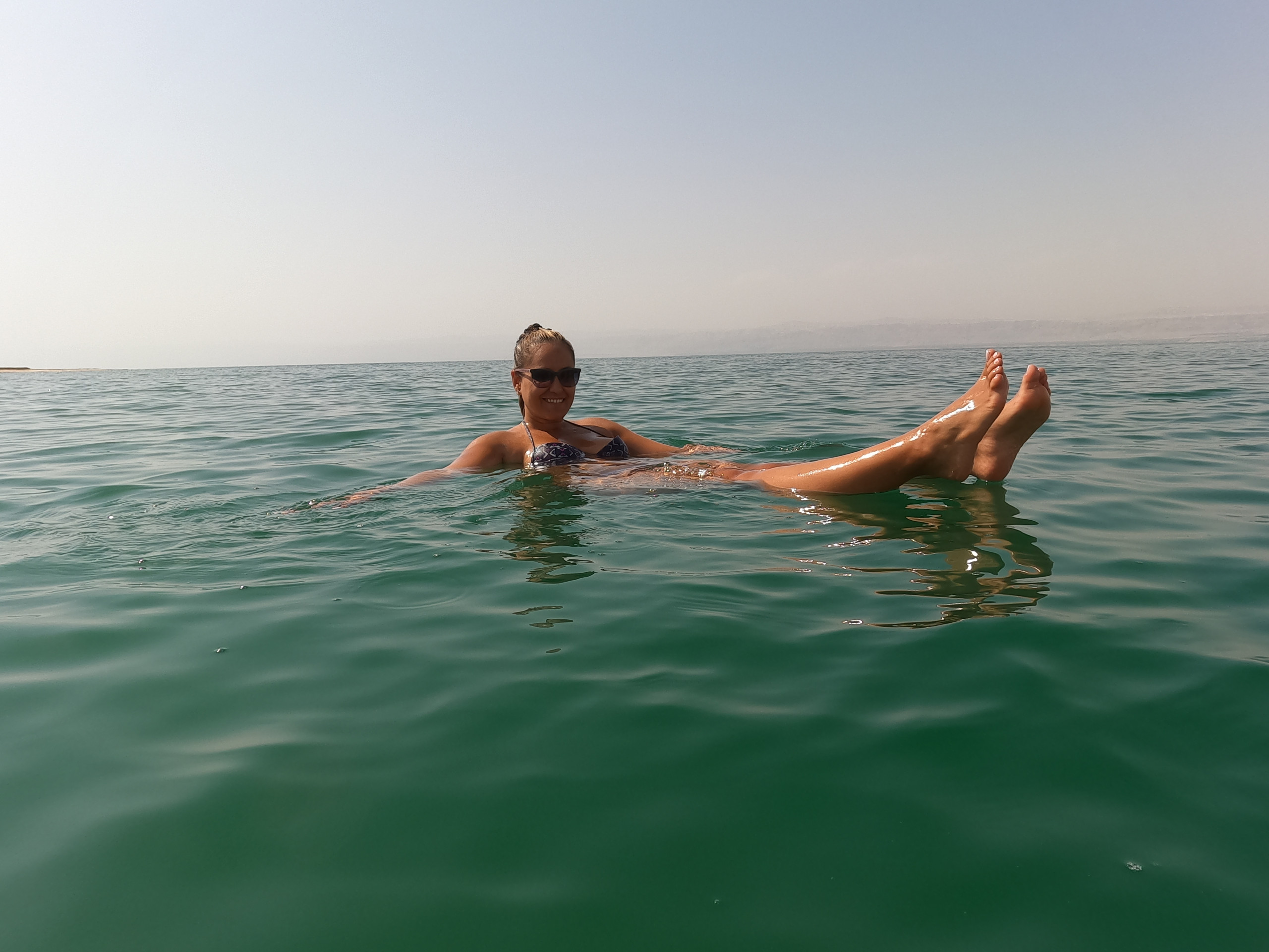 Flotando en el Mar Muerto en Jordania, una de las experiencias imprescindibles en una ruta de 10 días por Jordania