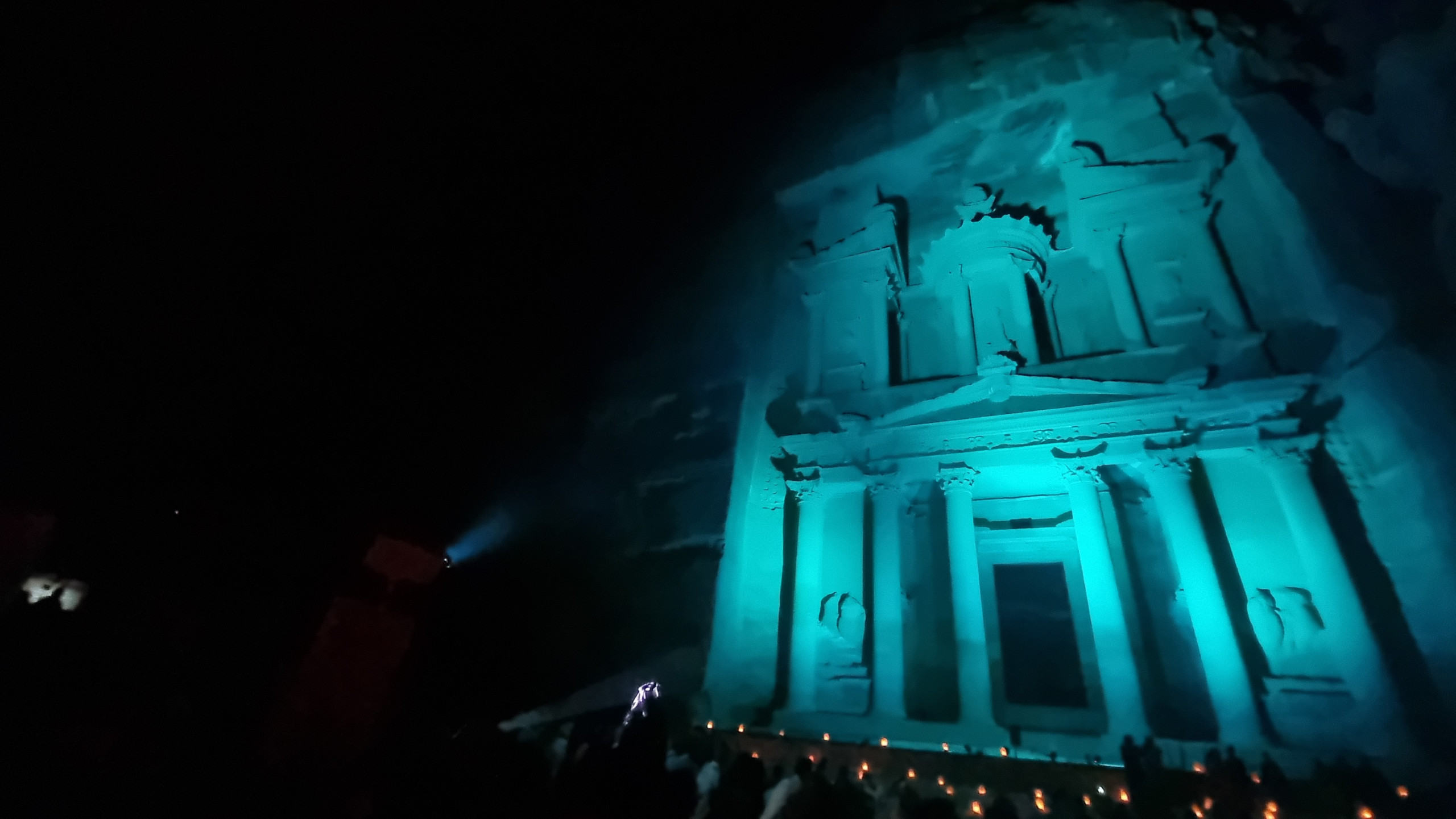 Petra by Night, el Tesoro iluminado con velas durante la experiencia nocturna más mágica de Jordania