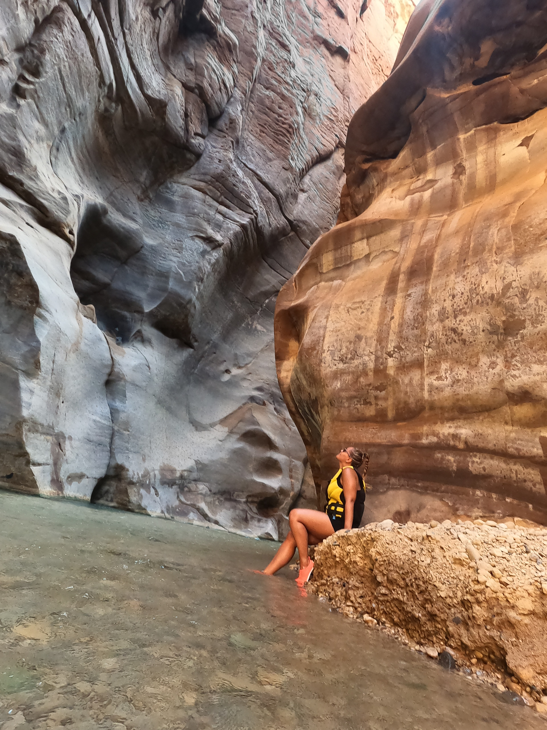 Senderismo acuático en Wadi Mujib, uno de los cañones más espectaculares que visitar en una ruta de 10 días por Jordania