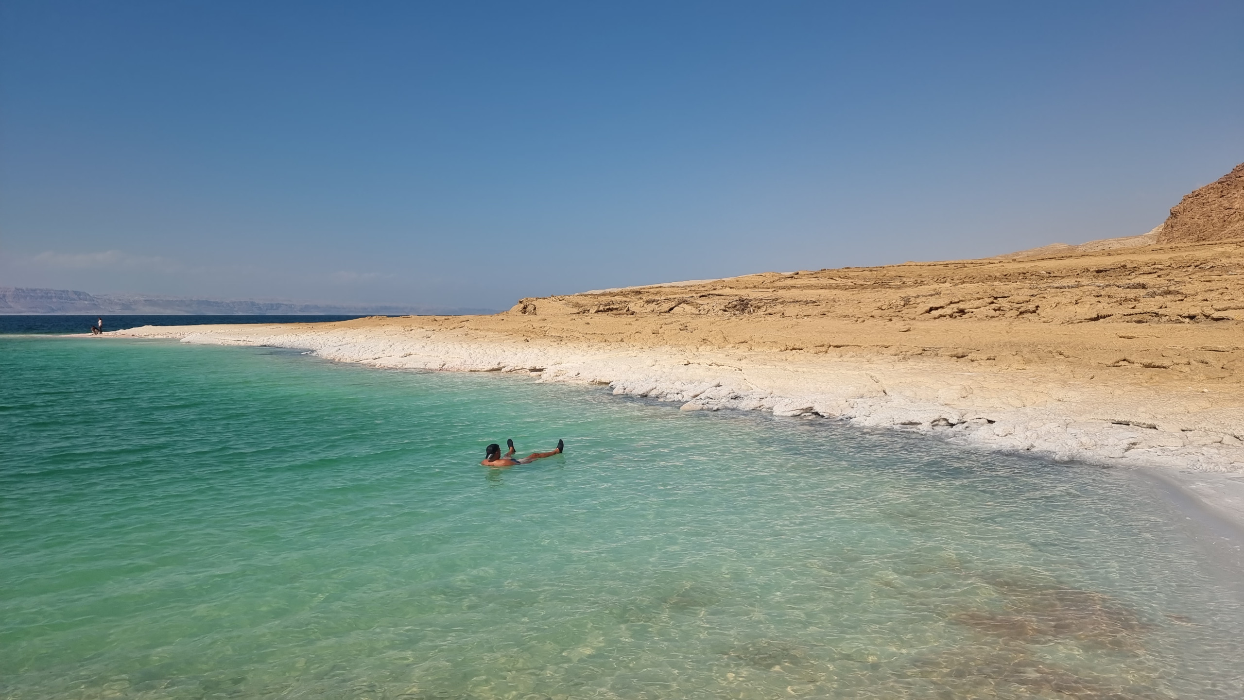 Flotar en el Mar Muerto es una experiencia imprescindible en un viaje de varios días por Jordania