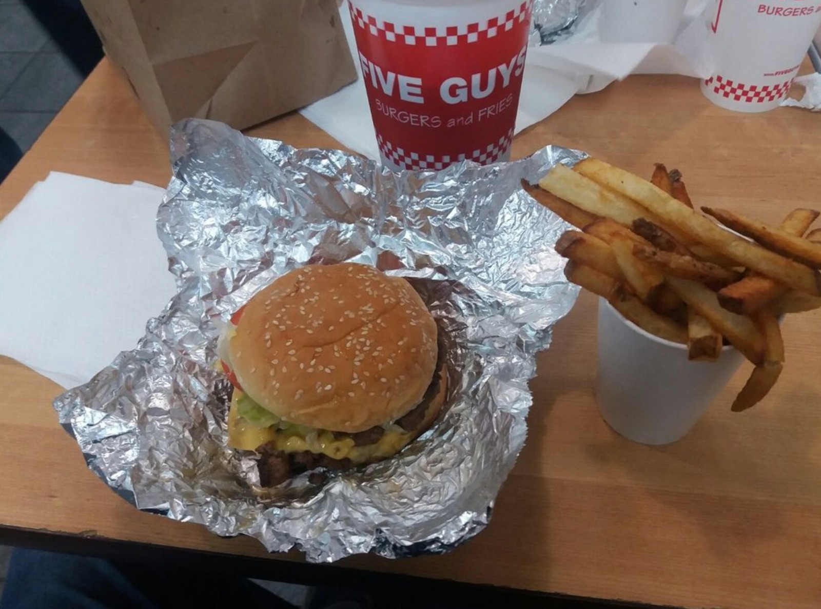 Hamburguesa, patatas y refresco de Five Guys en Nueva York Hamburguesa de Five Guys en Nueva York
