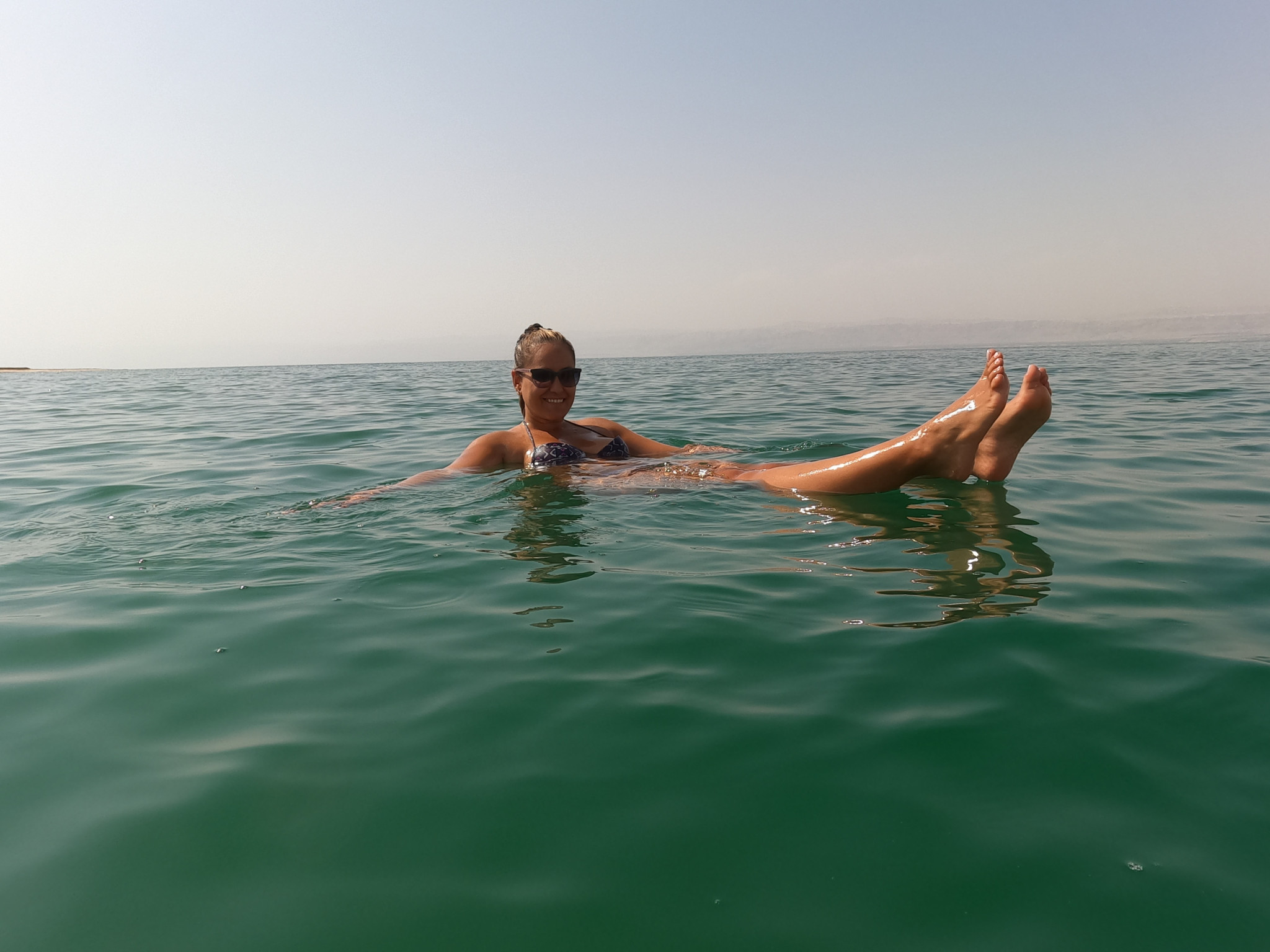Flotando en el Mar Muerto en Jordania, una de las experiencias imprescindibles en una ruta de 10 días por Jordania