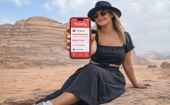 Sandra de Viajeros Nonstop en Wadi Rum utilizando internet en Jordania durante nuestro viaje por libre con eSIM