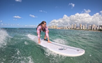 Surf frente al skyline de Waikiki durante nuestro viaje a Hawái