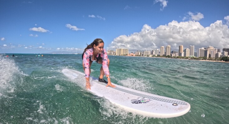 Surf frente al skyline de Waikiki durante nuestro viaje a Hawái