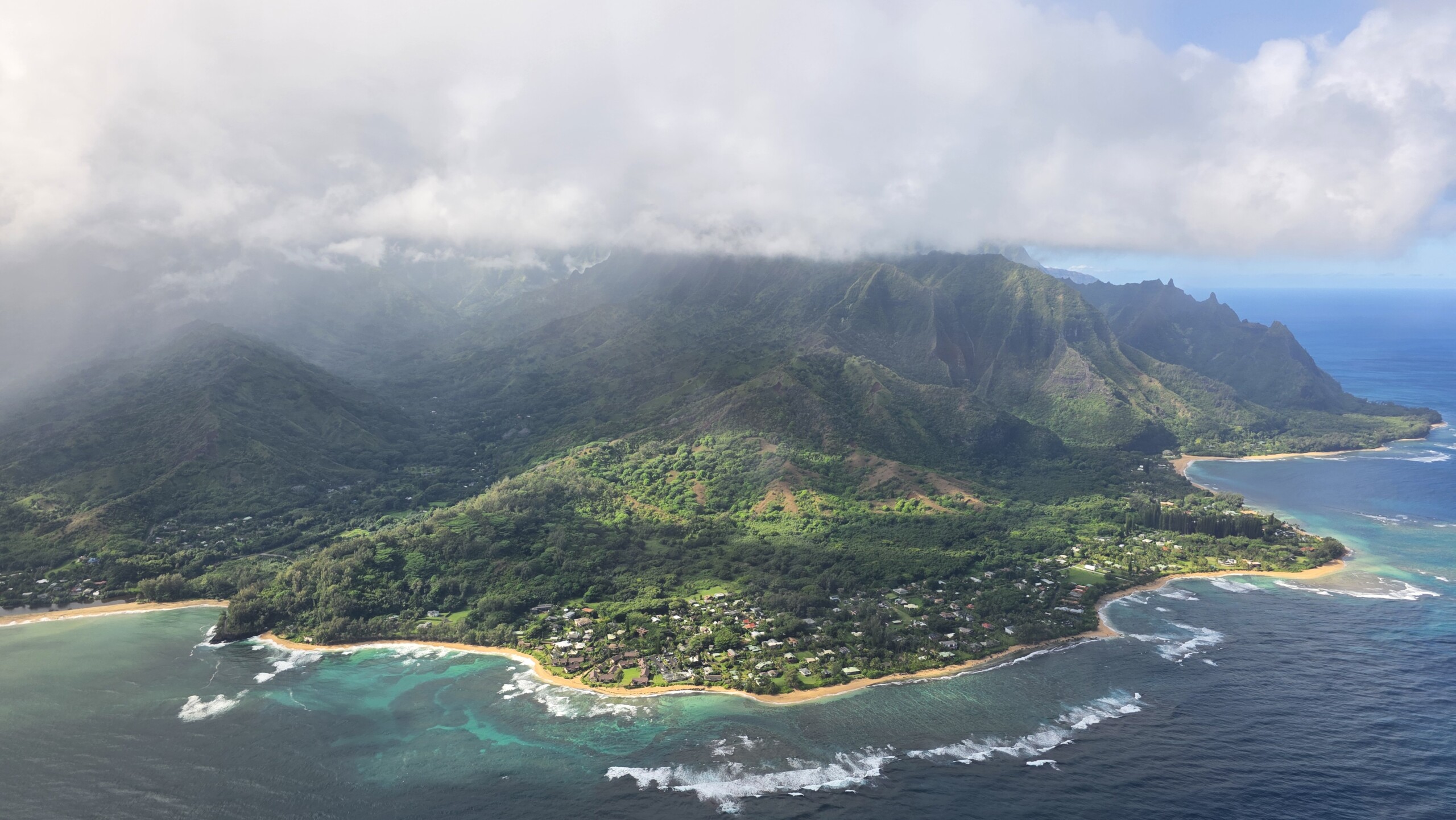 Vista aérea de Kauai desde un helicóptero durante nuestro viaje a Hawái
